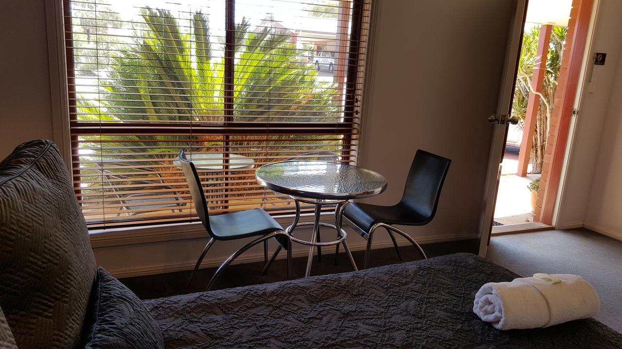 Gateway Motor Inn - Self Check-In Брокен-Хилл Экстерьер фото